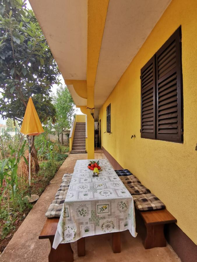 Apartment Dalmatini Tar-Vabriga ภายนอก รูปภาพ