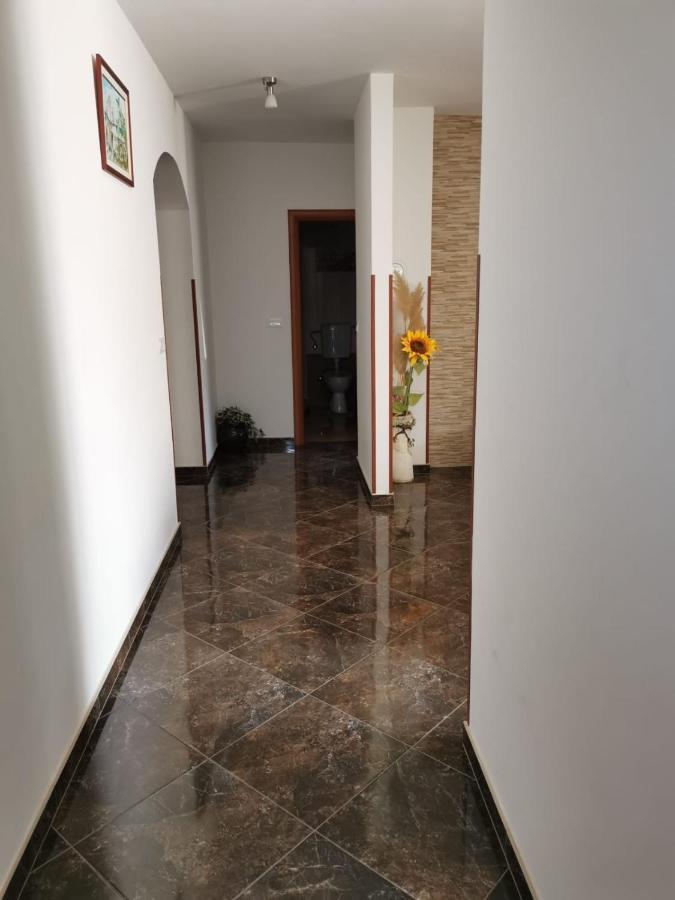 Apartment Dalmatini Tar-Vabriga ภายนอก รูปภาพ
