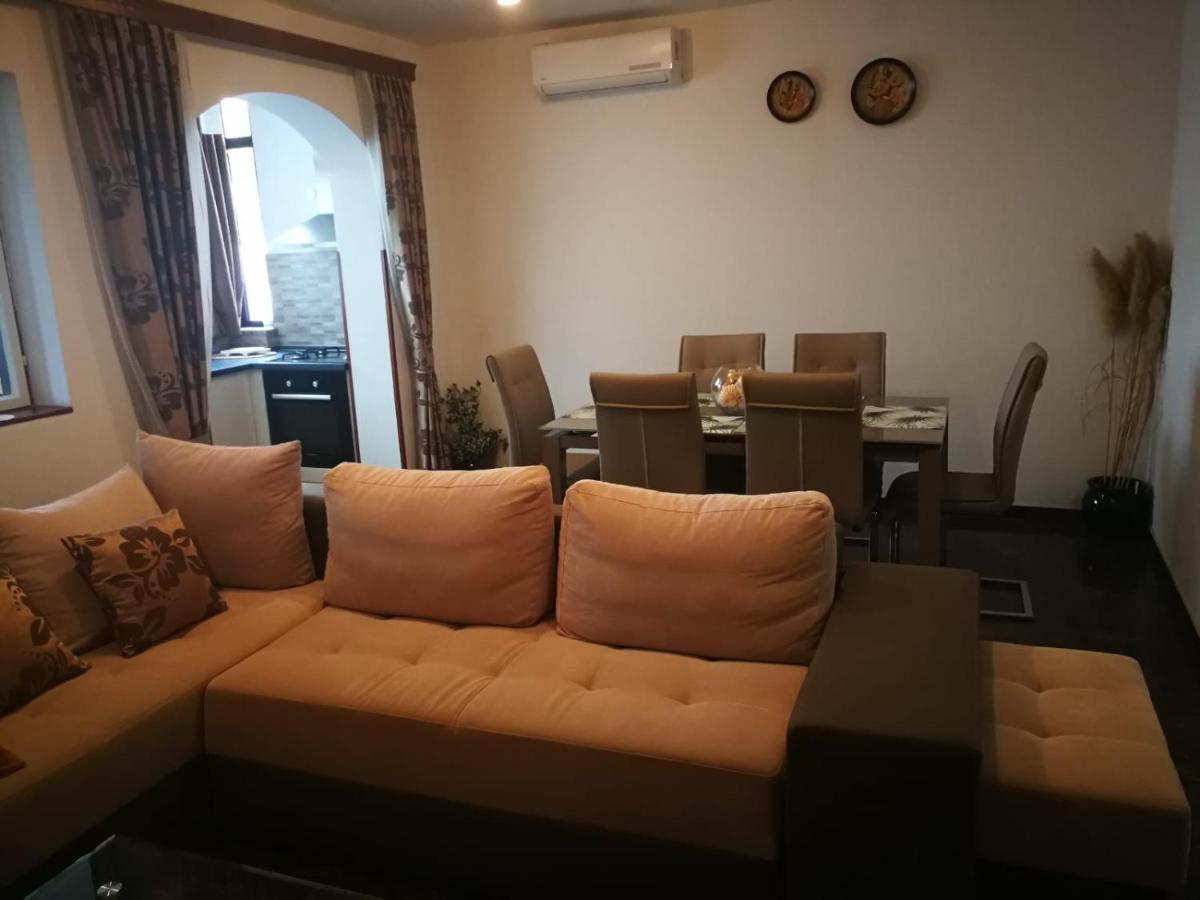 Apartment Dalmatini Tar-Vabriga ภายนอก รูปภาพ